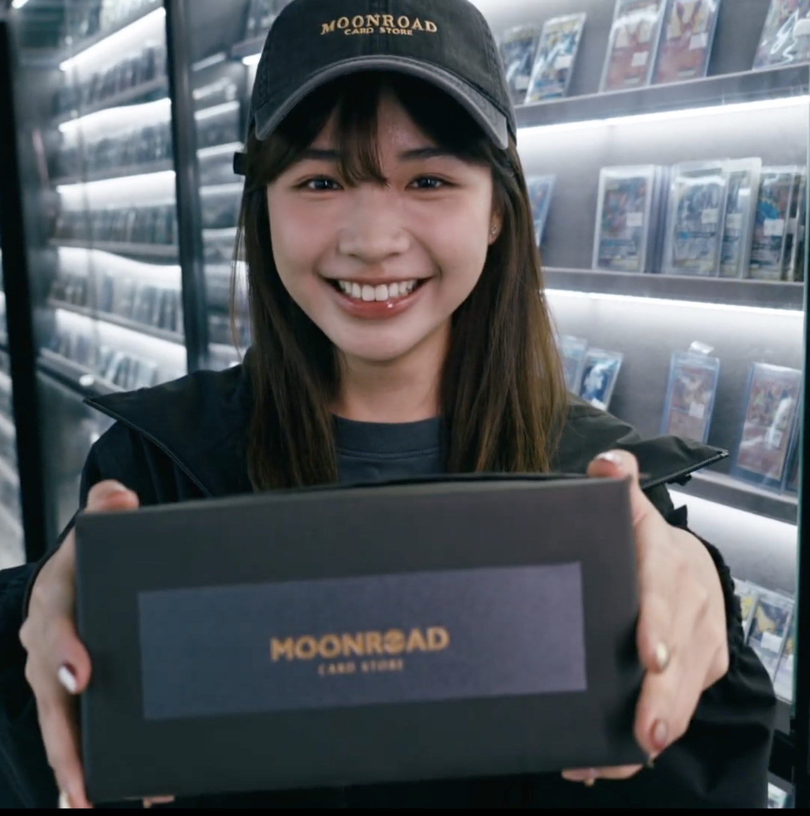 MOONROAD 黑金品牌包裝盒，店員手持