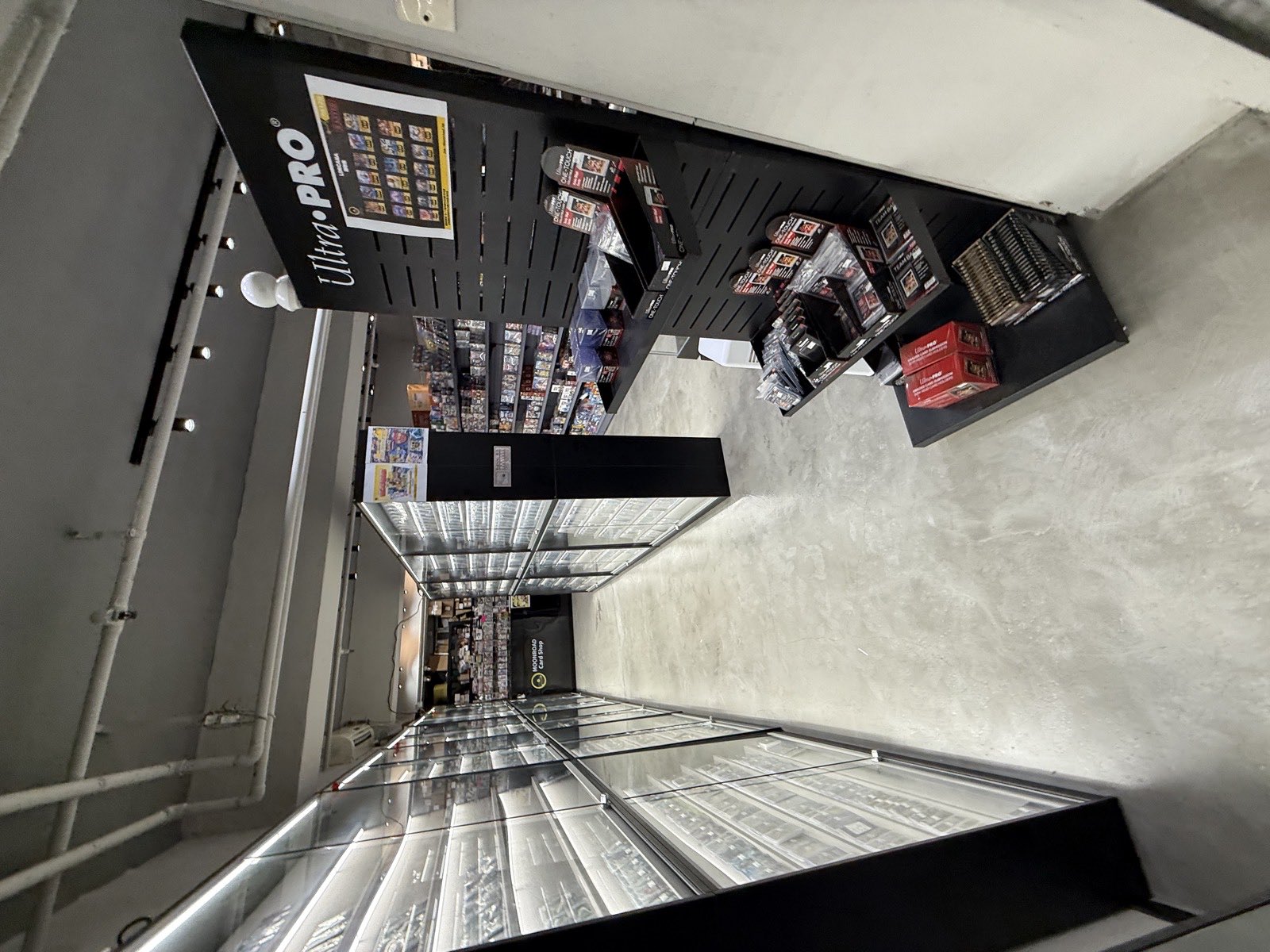 MOONROAD 門店內部 — 日系設計與燈光展示櫃