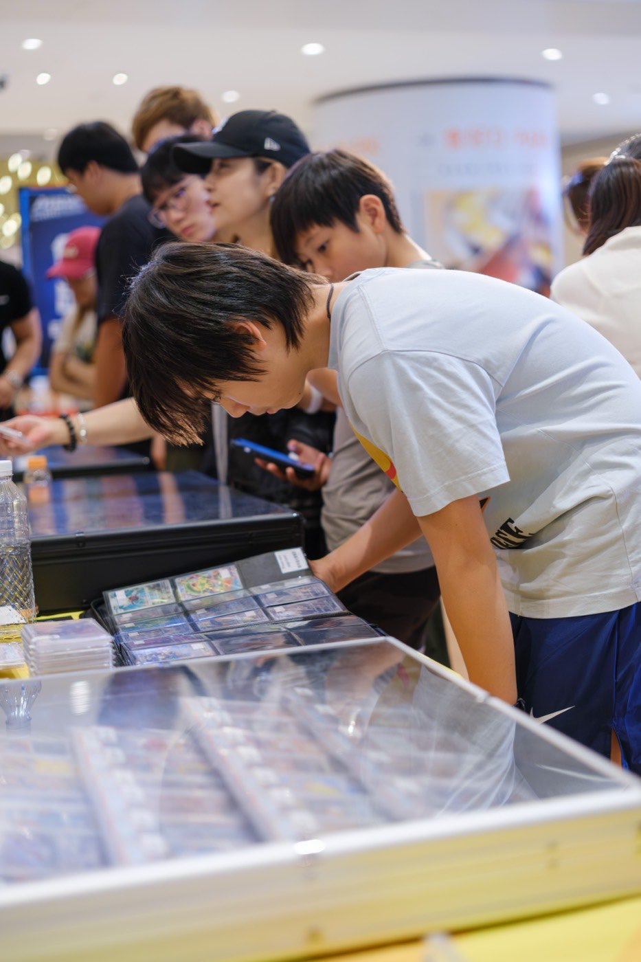 收藏家於展示櫃選購卡牌