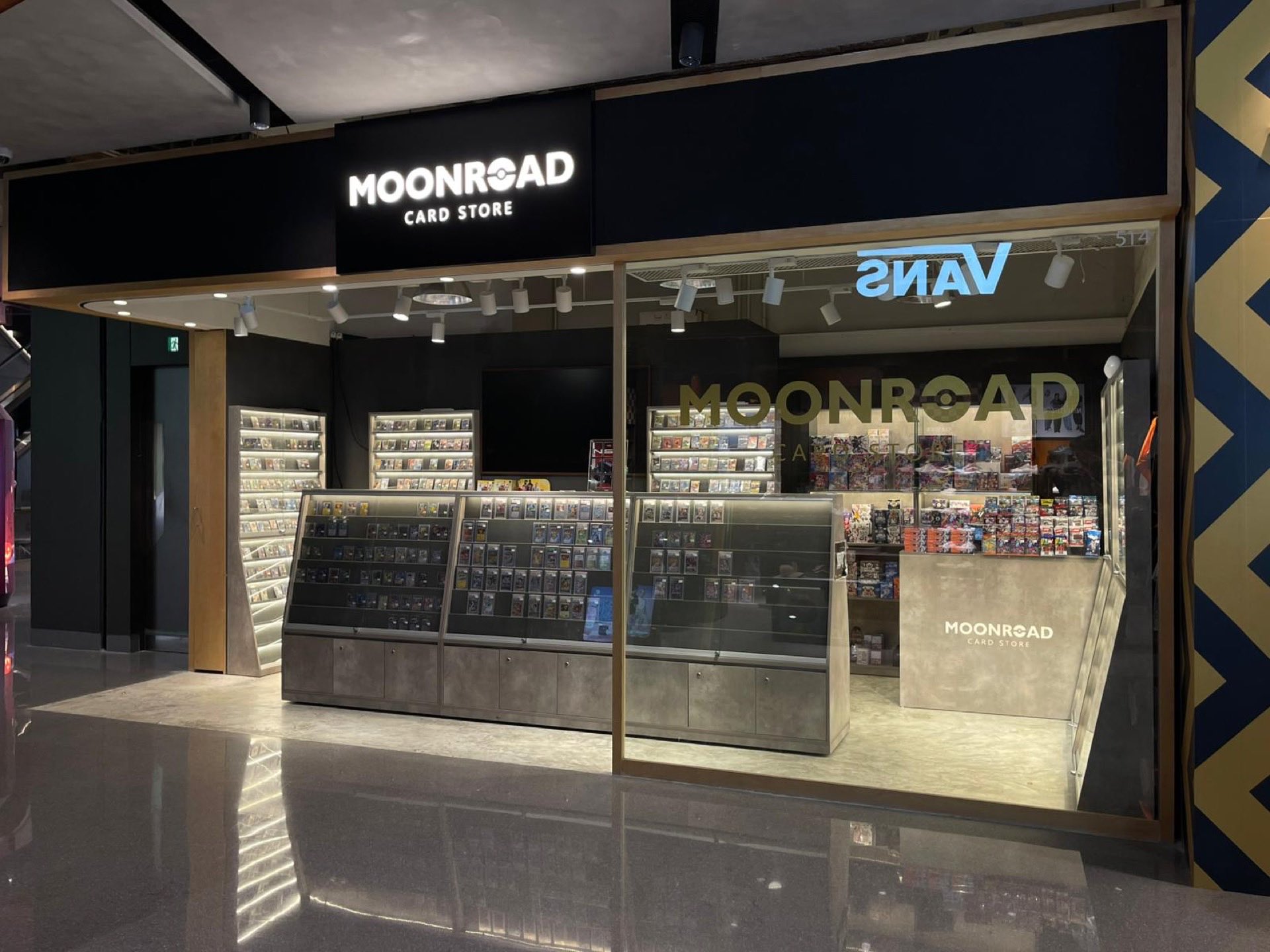 MOONROAD CARD STORE 銅鑼灣 希慎廣場店面 — 黑金品牌門店